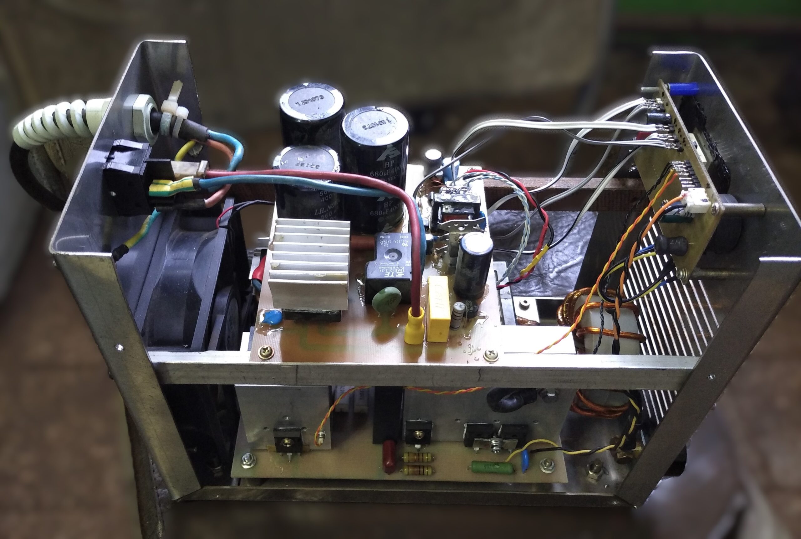 Wnętrze własnoręcznie zbudowanej spawarki inwerterowej, widoczne płytki PCB i radiatory.