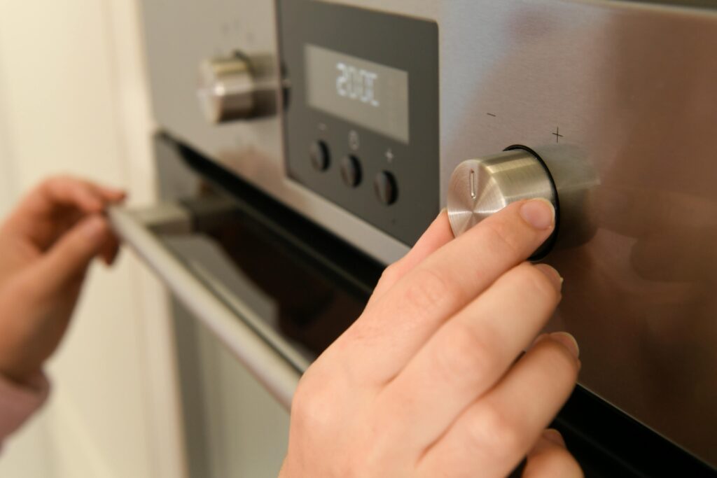 Serwisant naprawiający piekarnik do zabudowy