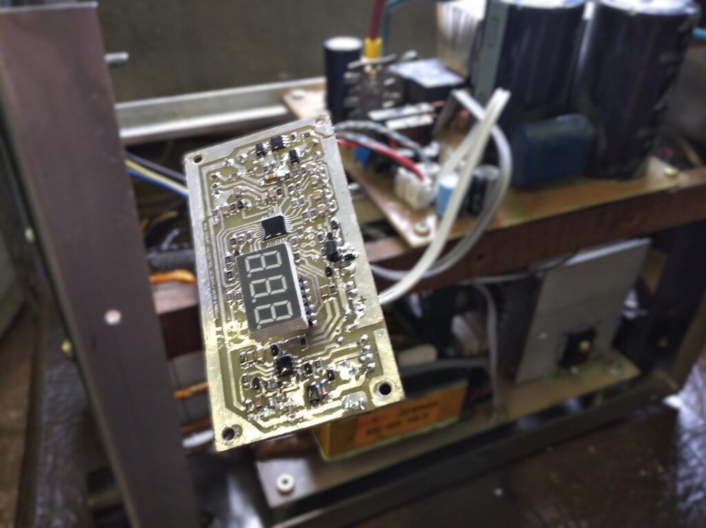 Płytka drukowana (PCB) ze sterownikiem elektronicznym własnego projektu.